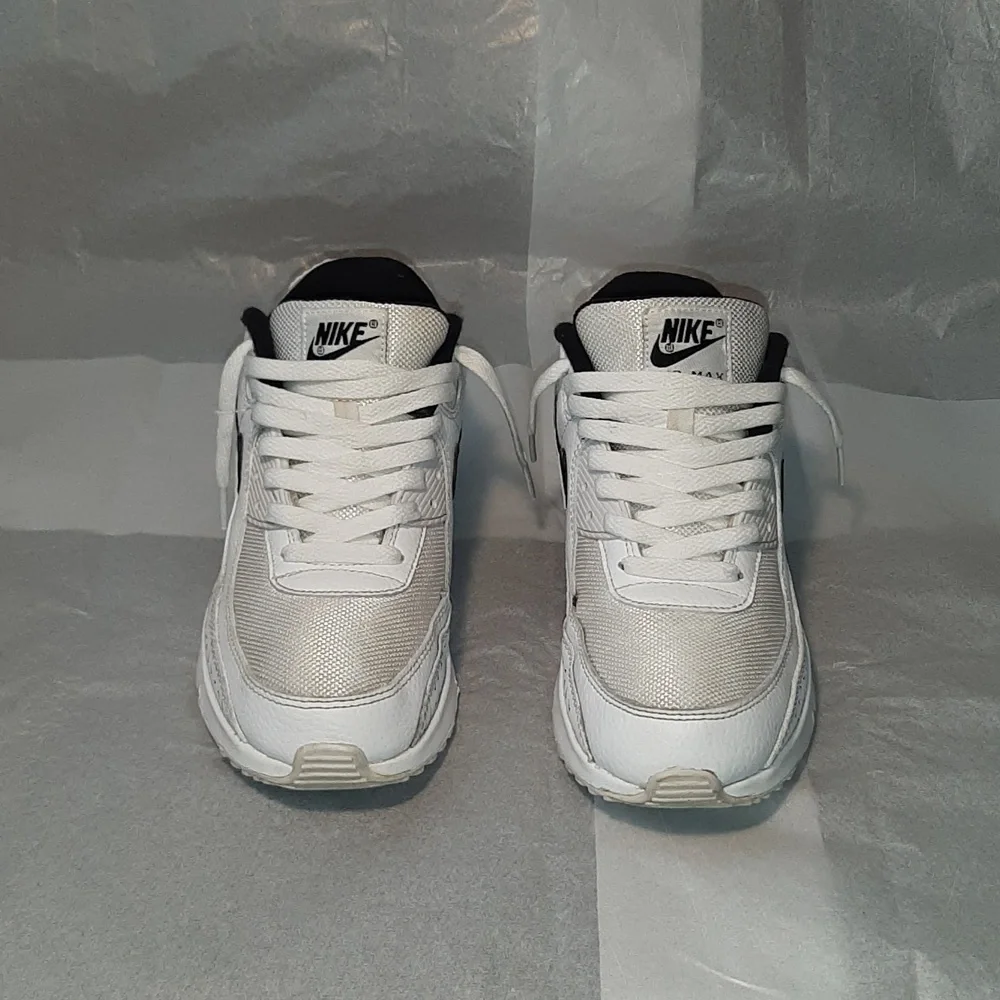 Nike Air Max 90 Retro Sneakers, 7Y = Women 8.5 = Men 7 - Picture 10 of 11